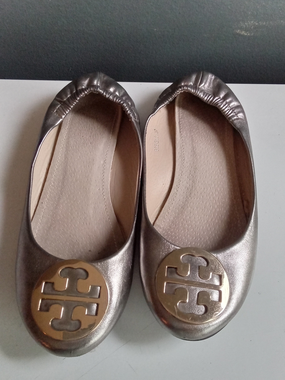 Tory Burch Minnie Travel Ballet Flats Metallic Pewter Leather Gold Logo Size 37